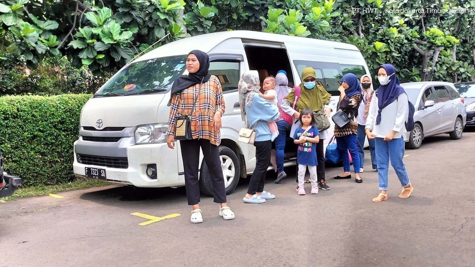 Sewa Hiace Sukamaju Baru